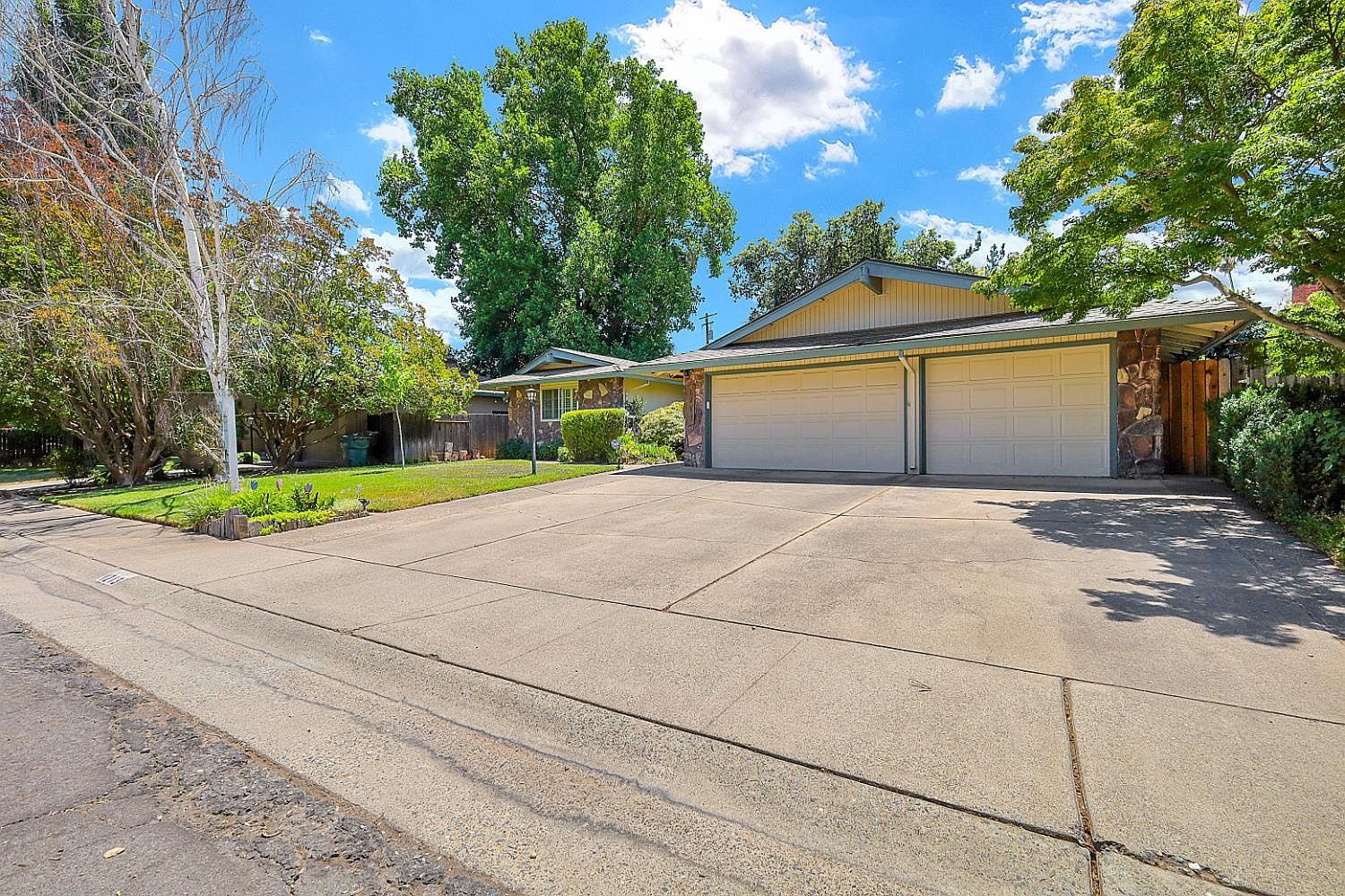 1213 Gary Way Carmichael, CA 95608 - Thumbnail 3
