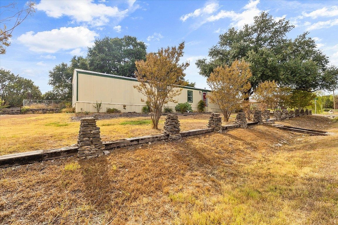 2322 Beverly Dr Granbury, TX 76048 - Thumbnail 3