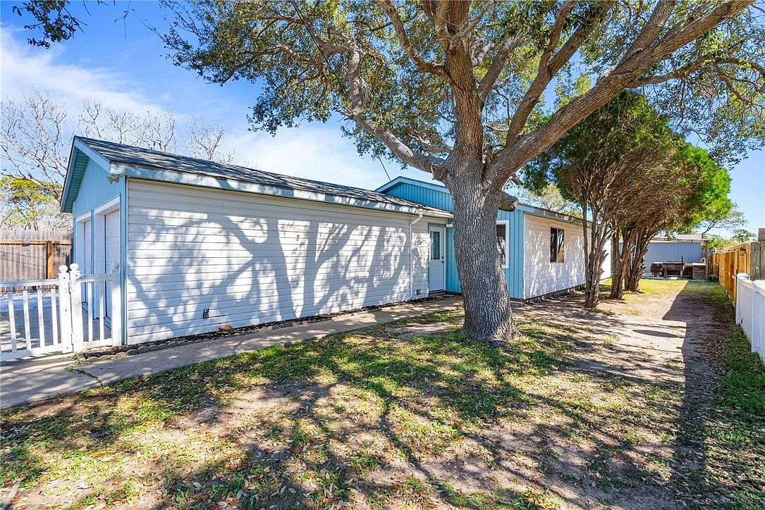 2001 Sunnycrest St Corpus Christi, TX 78418 - Thumbnail 3