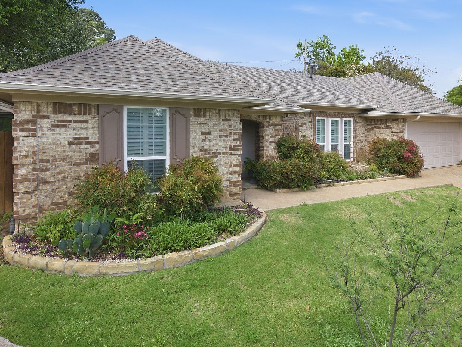 416 Cavender Ct Hurst, TX 76054 - Thumbnail 3