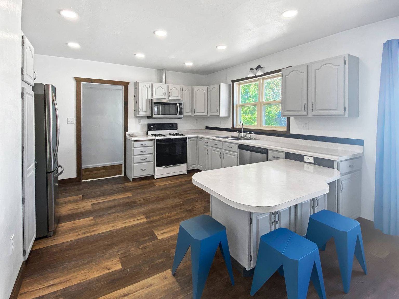 413 S Central Ave Fairview, MT 59221 - Thumbnail 3