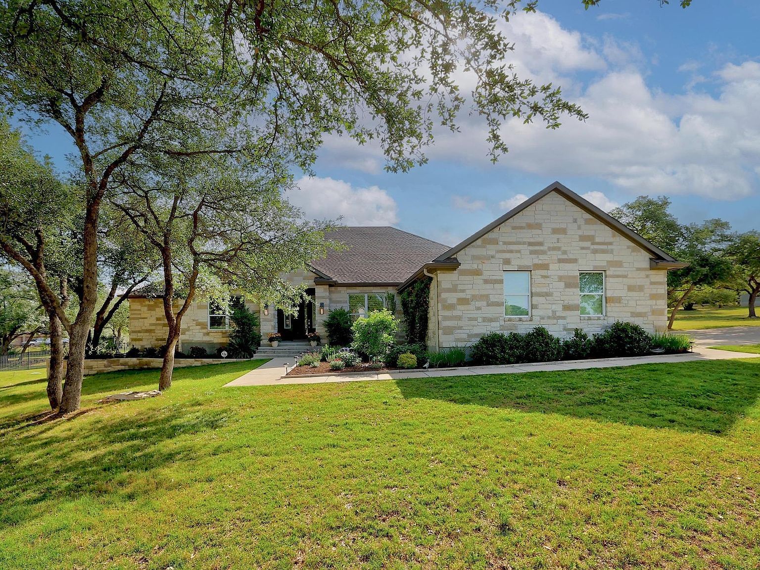 105 Graystone Ln Georgetown, TX 78633 - Thumbnail 3