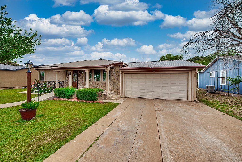 1107 NW 3rd St Andrews, TX 79714 - Thumbnail 3