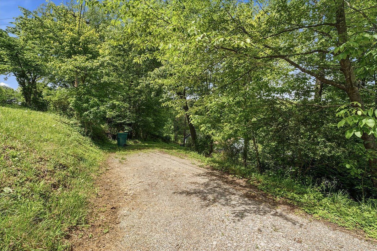 216 Magill Rd Zelienople, PA 16063 - Thumbnail 3