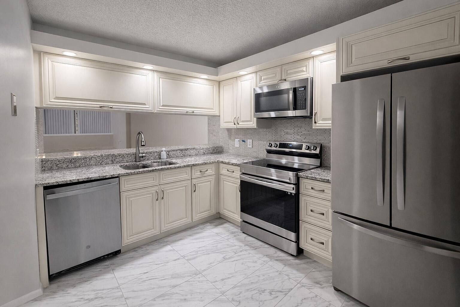 3826 Whitehall Dr APT 305 West Palm Beach, FL 33401 - Thumbnail 3