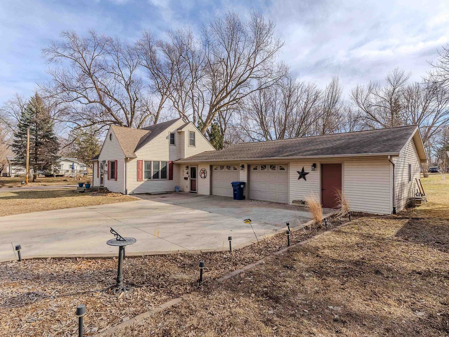 301 20th St Spirit Lake, IA 51360 - Thumbnail 3