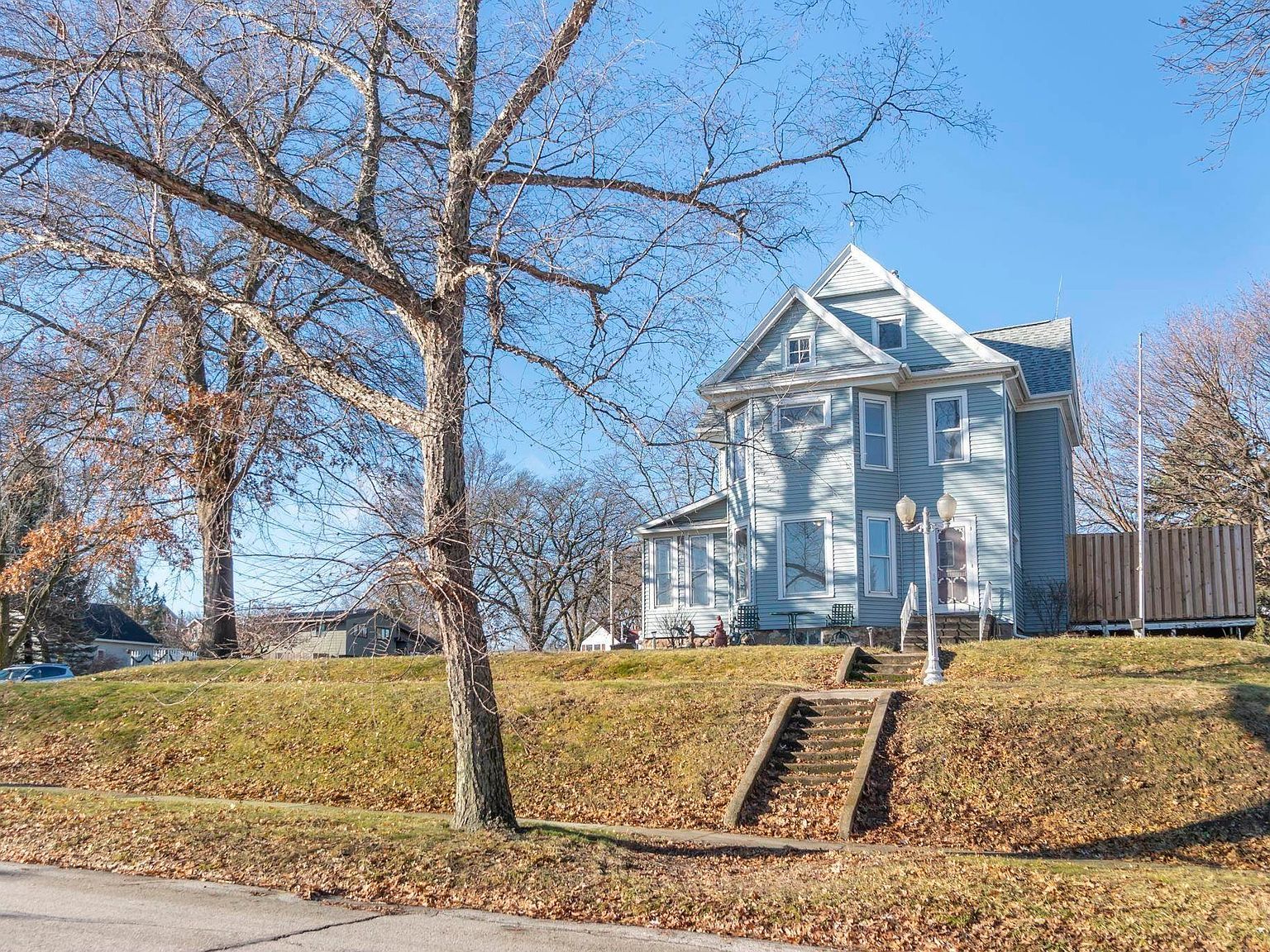 821 College St Cedar Falls, IA 50613 - Thumbnail 3