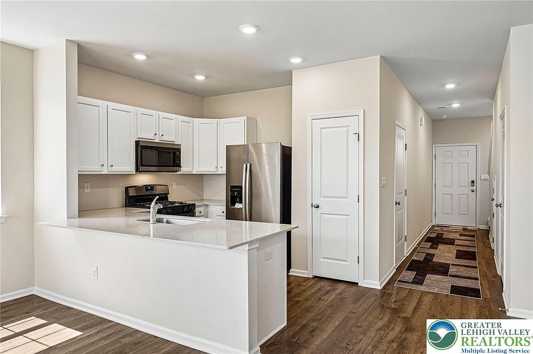884 Still Waters Ln Pennsburg, PA 18073 - Thumbnail 3