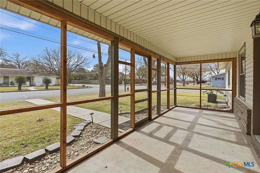 811 Nixon St Lockhart, TX 78644 - Thumbnail 3