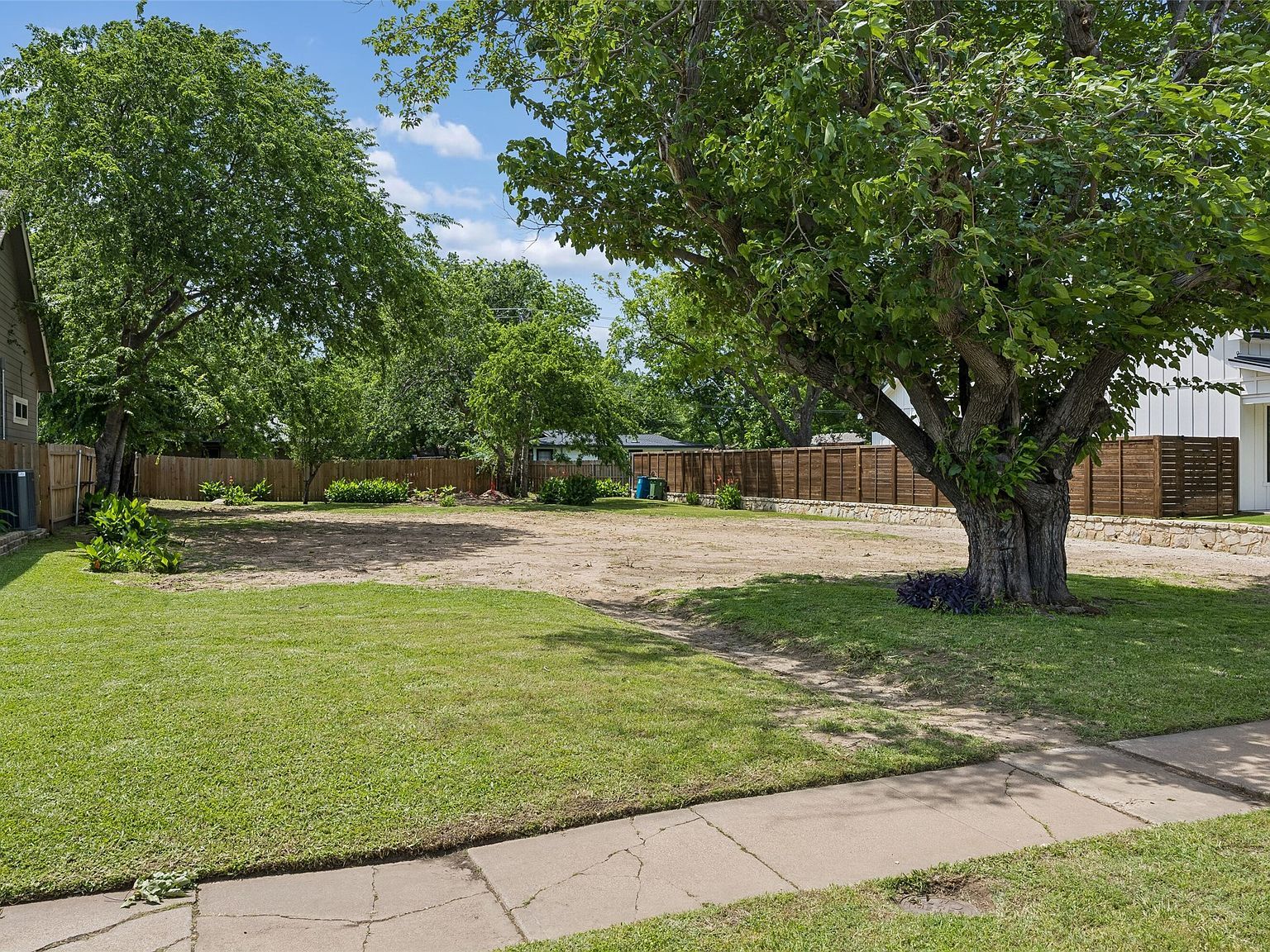 1110 S Pine St Grapevine, TX 76051 - Thumbnail 3