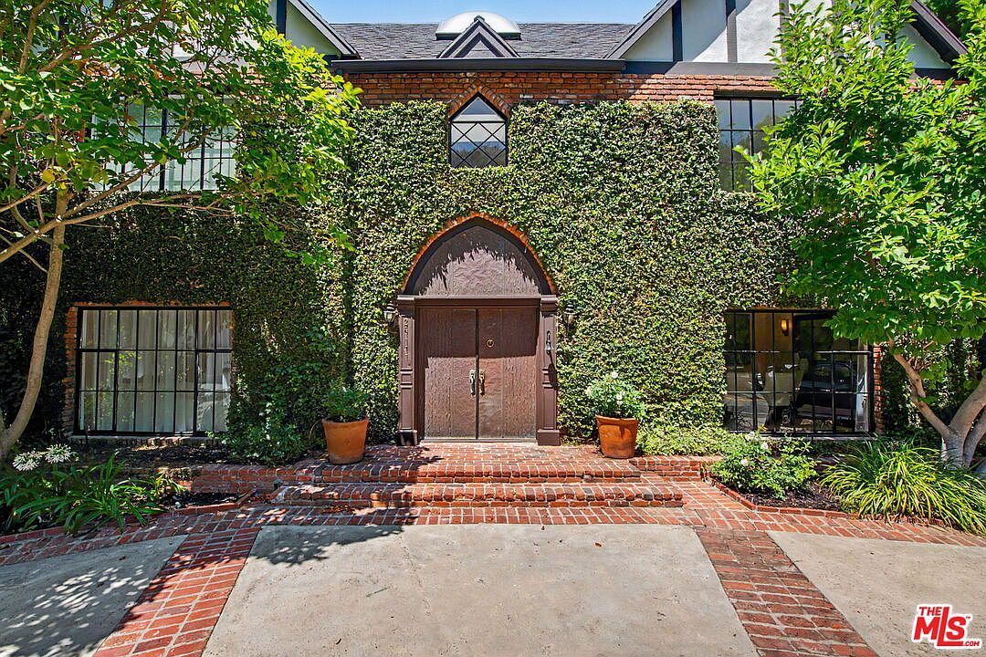 2411 Benedict Canyon Dr Beverly Hills, CA 90210 - Thumbnail 3