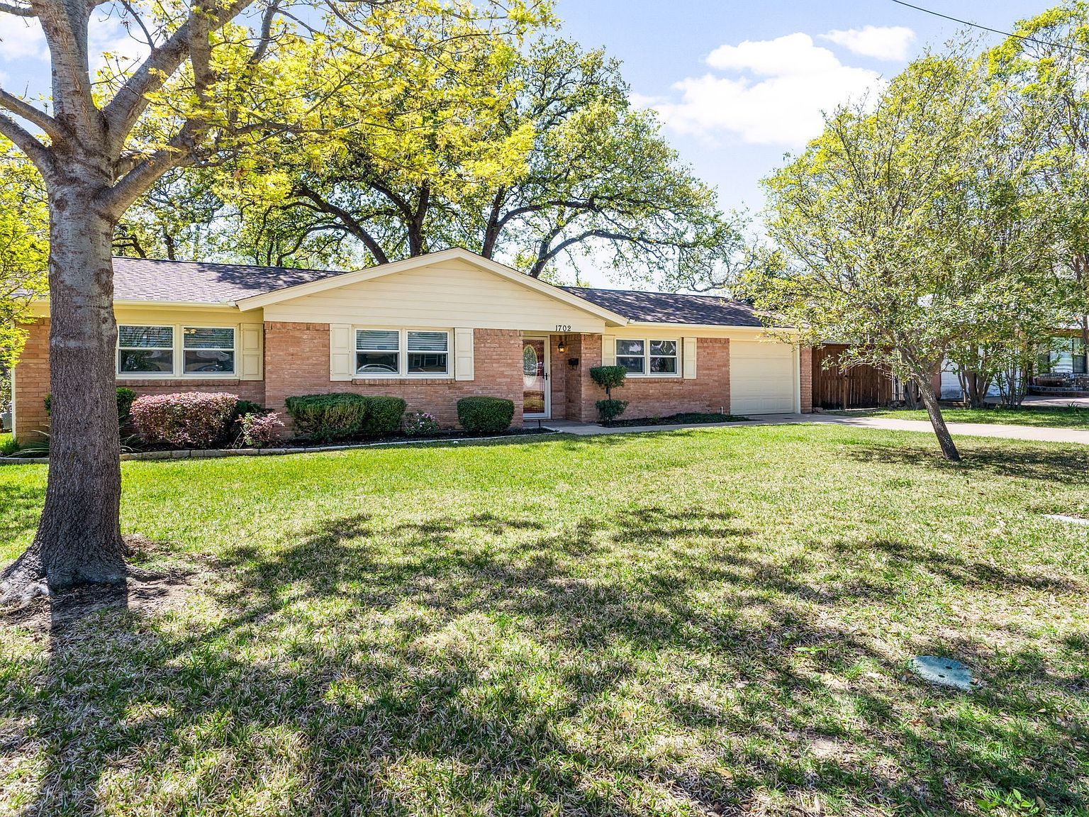 1702 Hendrix Dr Irving, TX 75061 - Thumbnail 3