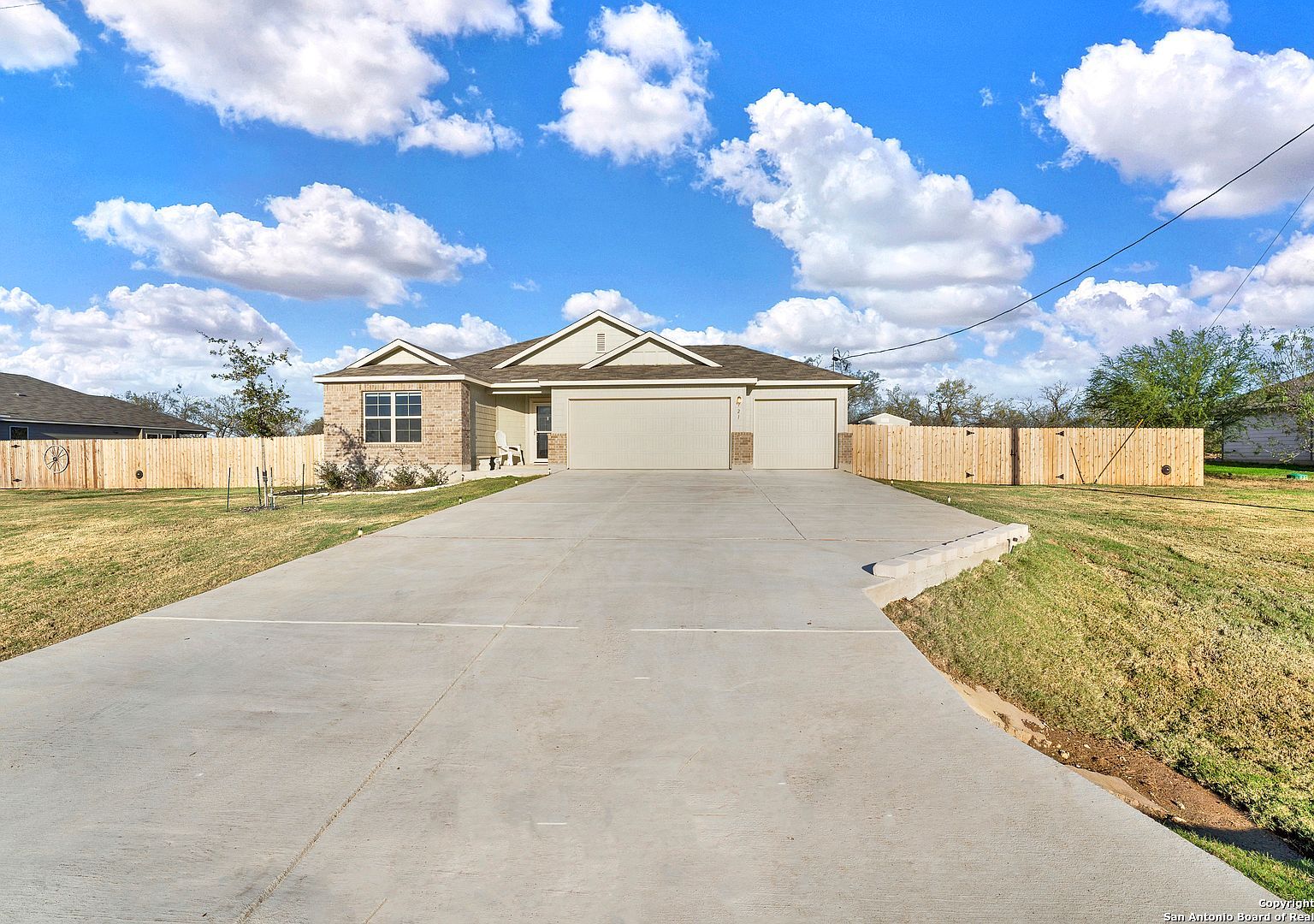 121 Cheyenne Dr Floresville, TX 78114 - Thumbnail 3