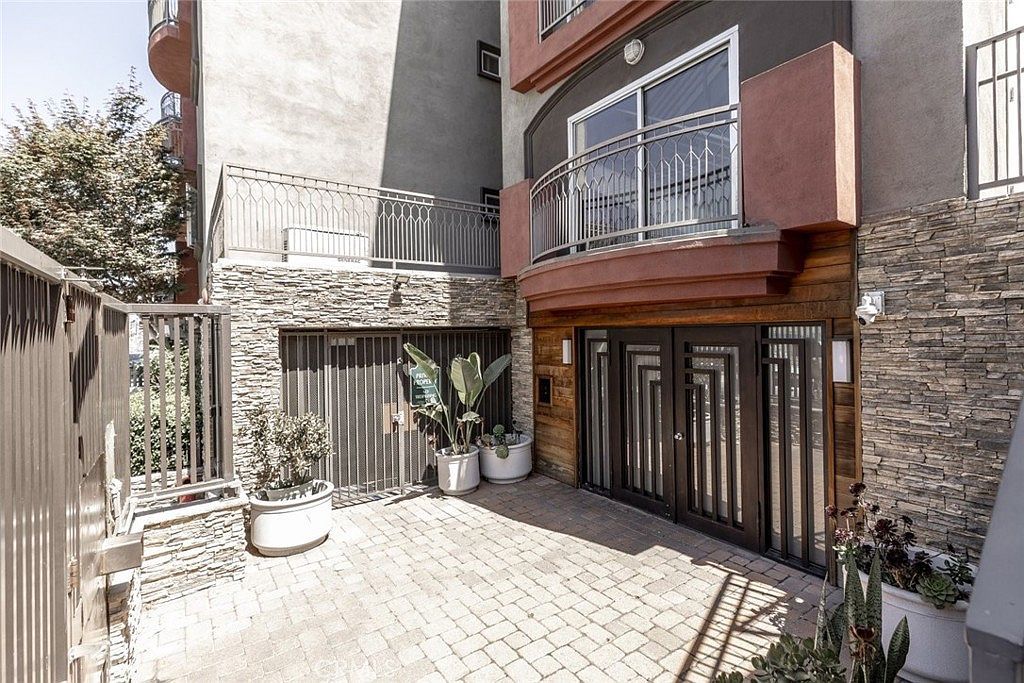 11124 Burbank Blvd APT 101 North Hollywood, CA 91601 - Thumbnail 3