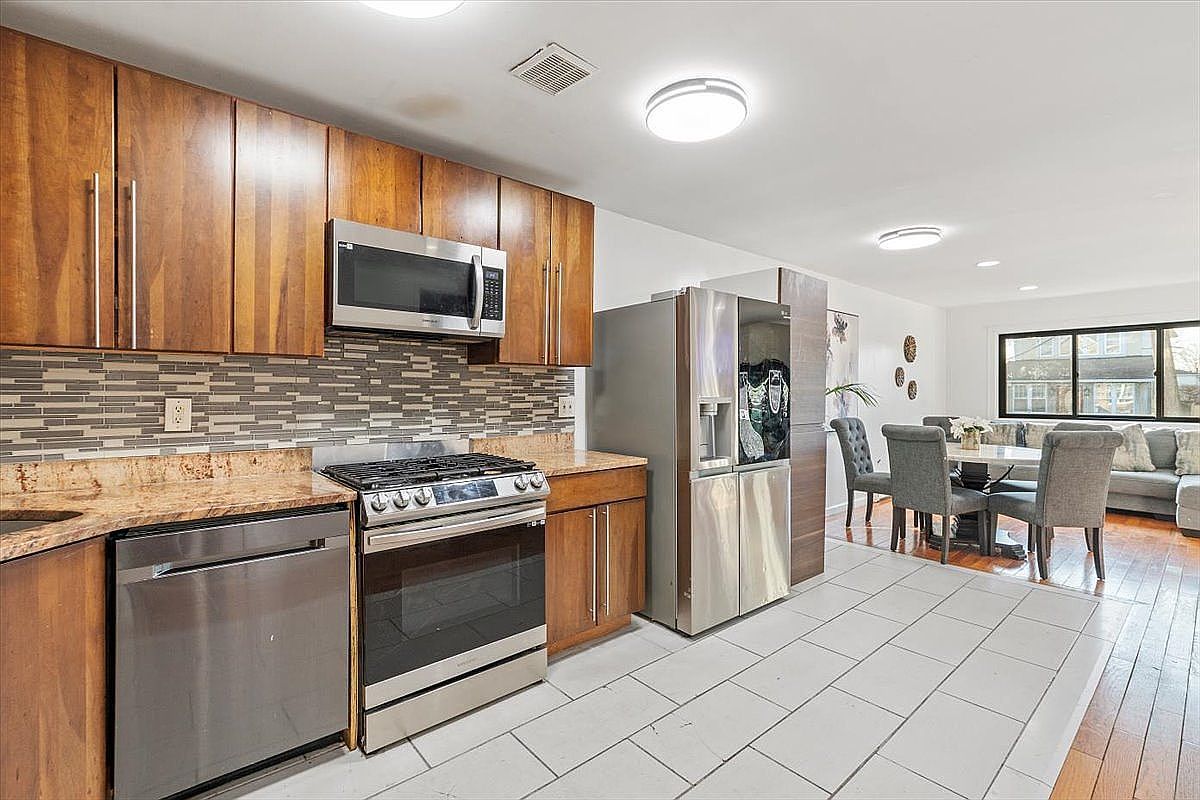 14225 Latham Ln Jamaica, NY 11434 - Thumbnail 3