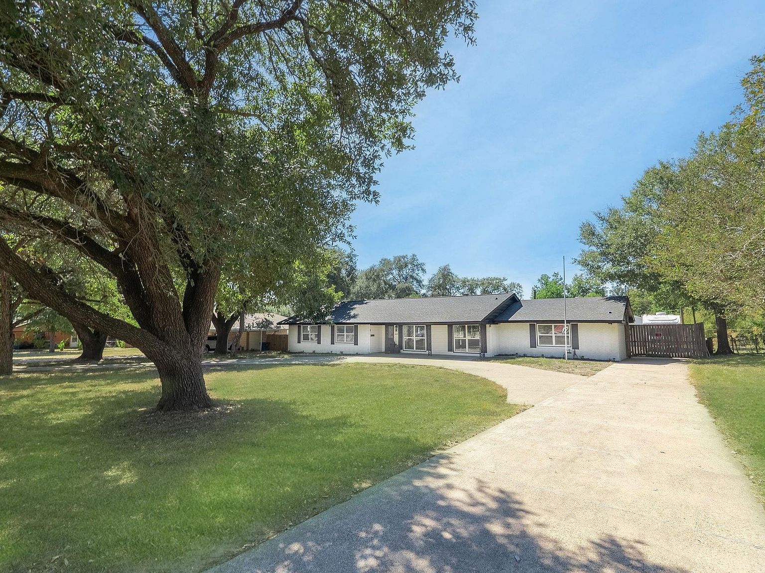 227 Ivy St Navasota, TX 77868 - Thumbnail 3