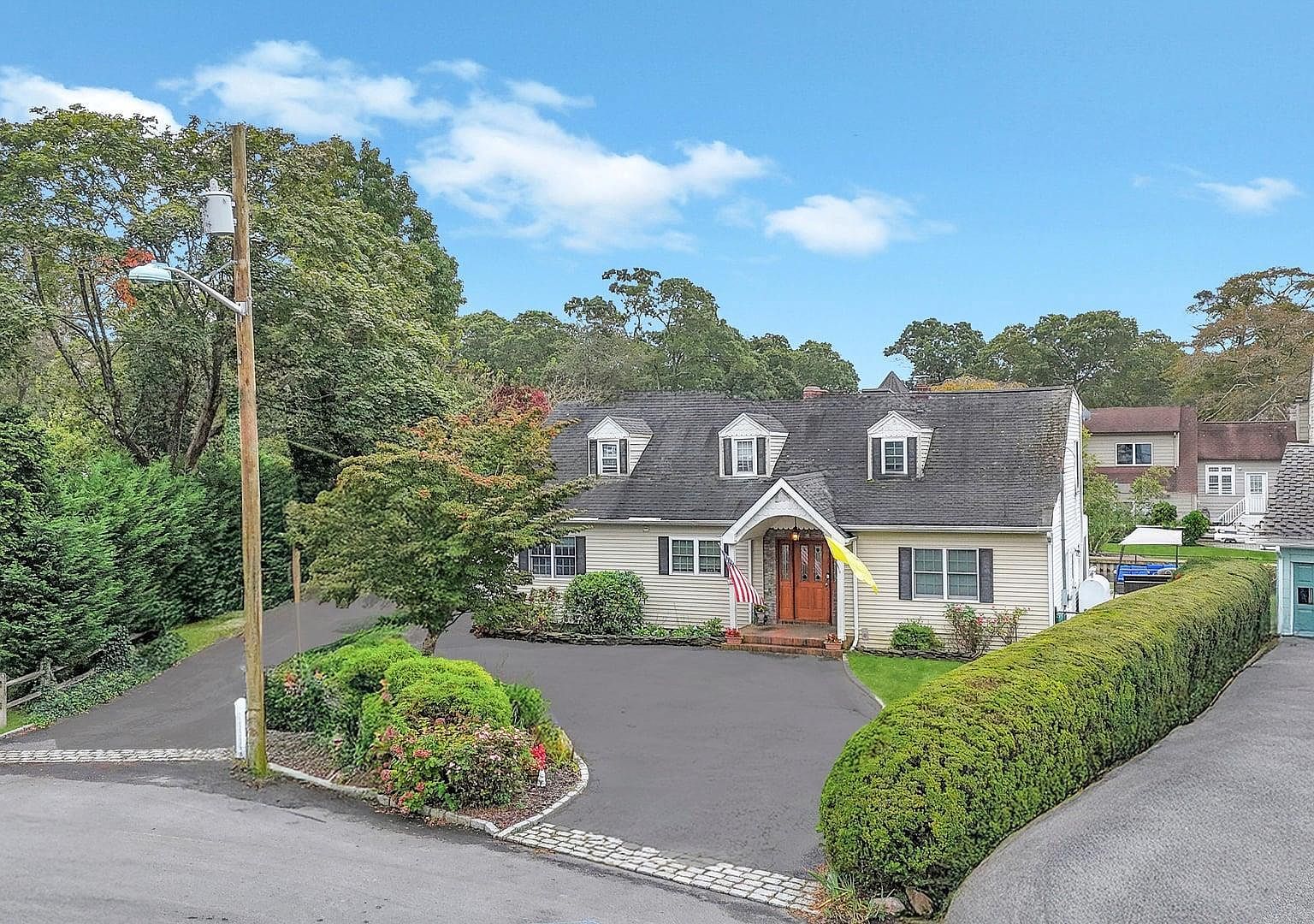 190 Connetquot Dr Oakdale, NY 11769 - Thumbnail 3