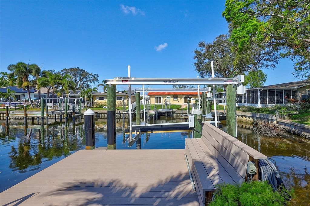 1389 47th Ave NE Saint Petersburg, FL 33703 - Thumbnail 3