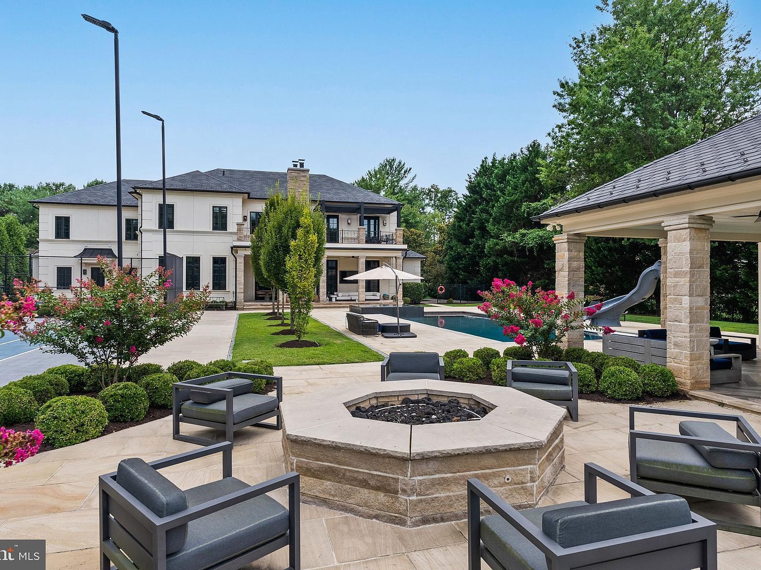 8913 Holly Leaf Ln Bethesda, MD 20817 - Thumbnail 3