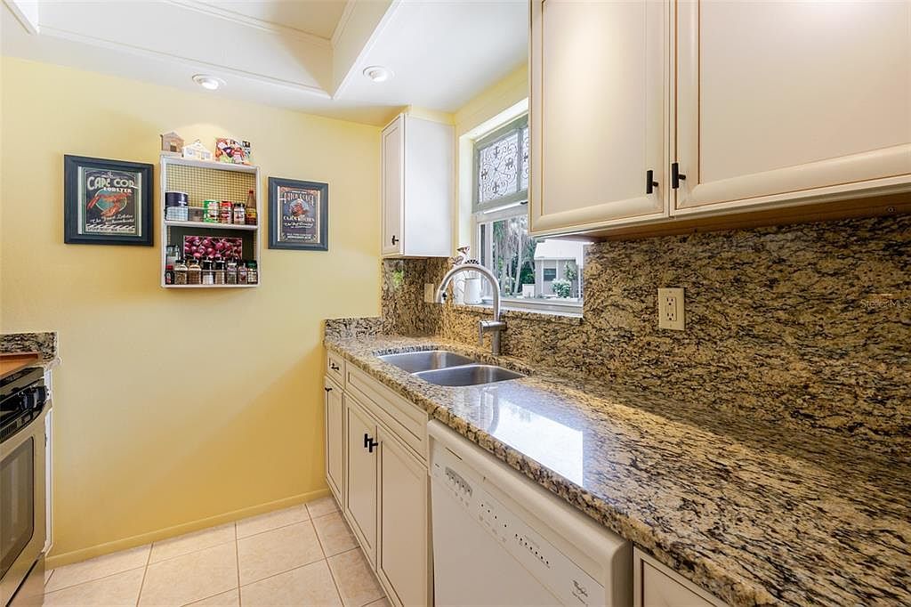 4846 Village Gardens Dr Sarasota, FL 34234 - Thumbnail 3