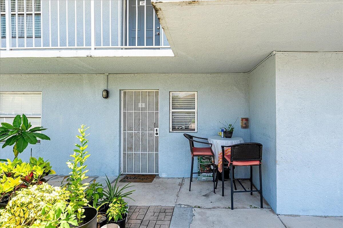 605 Ixoria Ave APT 6 Fort Pierce, FL 34982 - Thumbnail 3