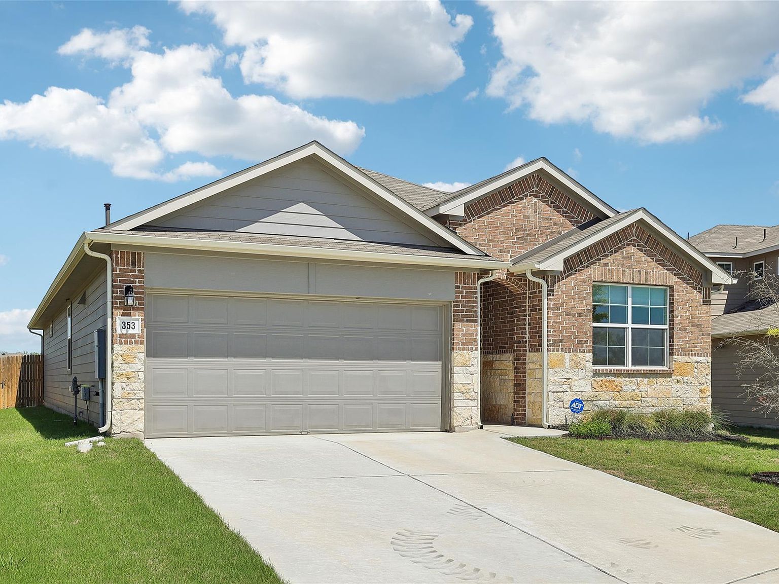 353 Cherry Laurel Ln Kyle, TX 78640 - Thumbnail 3