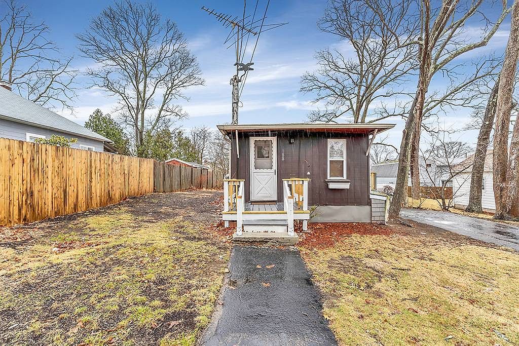 188 Wood St Warwick, RI 02889 - Thumbnail 3