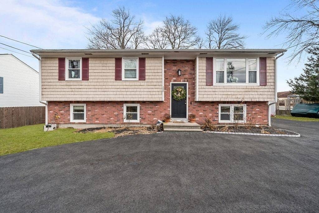 240 Coit Ave West Warwick, RI 02893 - Thumbnail 3