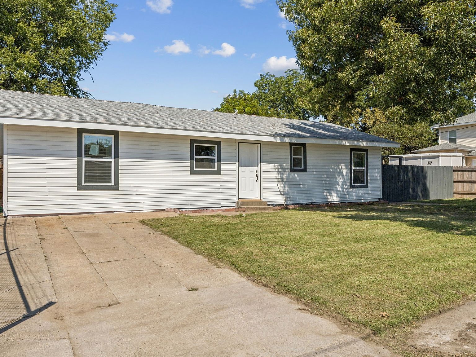 303 N Delphine St Terrell, TX 75160 - Thumbnail 3