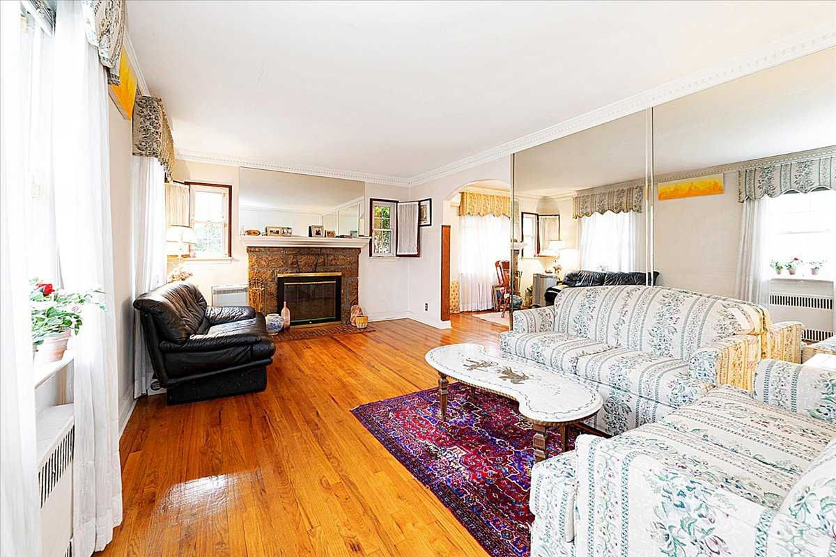 58-20 217th Street, Bayside, NY 11364, USA - Thumbnail 3