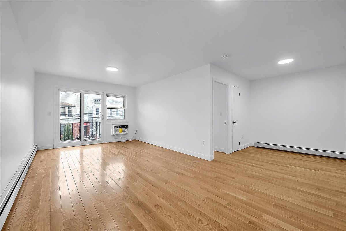 10465 42nd Ave Flushing, NY 11368 - Thumbnail 3