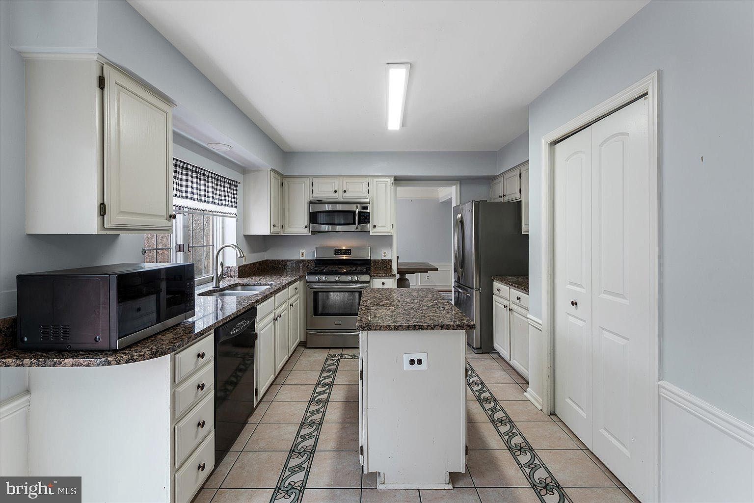 2902 Chevoit Hill Ct Woodbridge, VA 22191 - Thumbnail 3