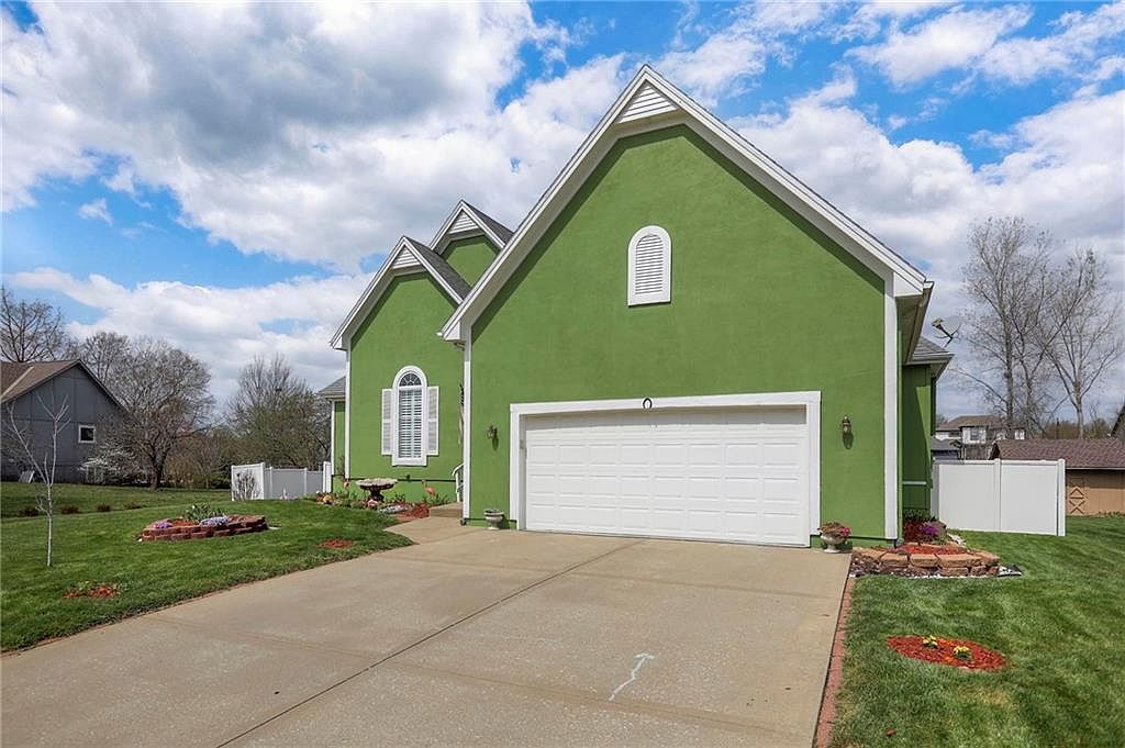 604 Oak Dr Raymore, MO 64083 - Thumbnail 3