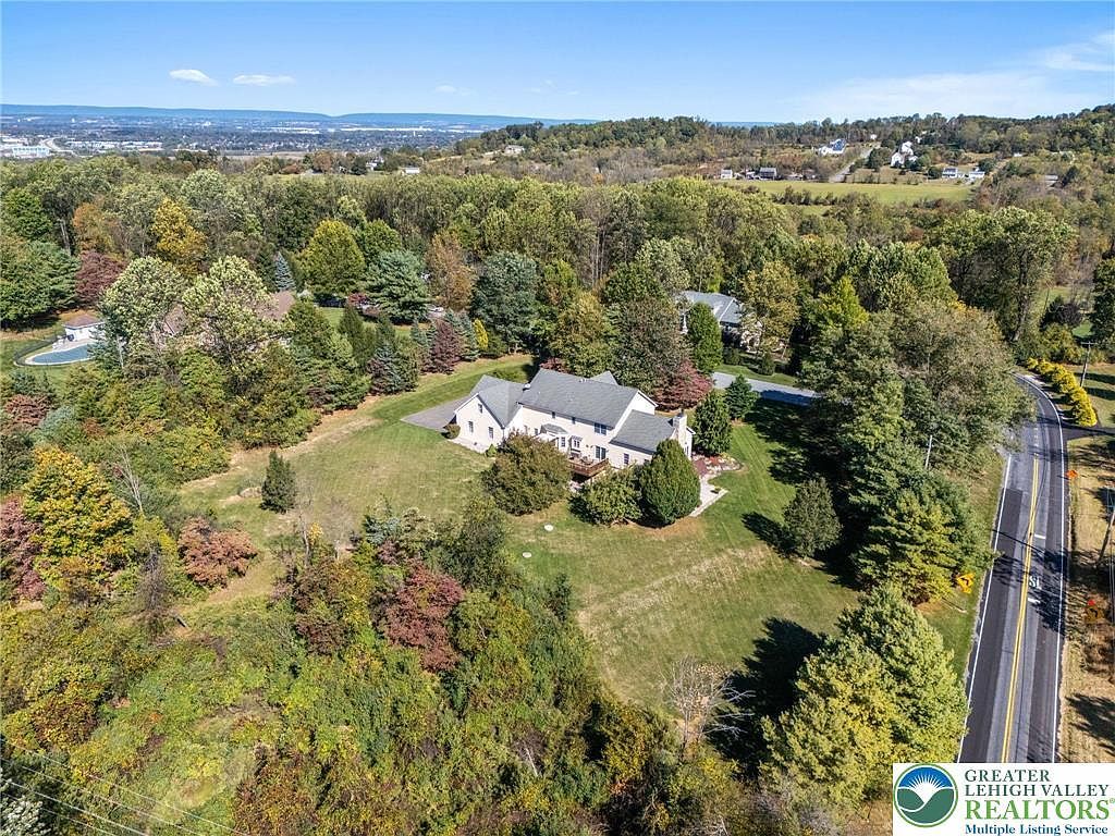 2690 Greens Dr Hellertown, PA 18055 - Thumbnail 3