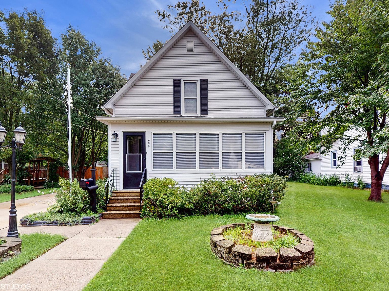 409 Oak St Three Oaks, MI 49128 - Thumbnail 3