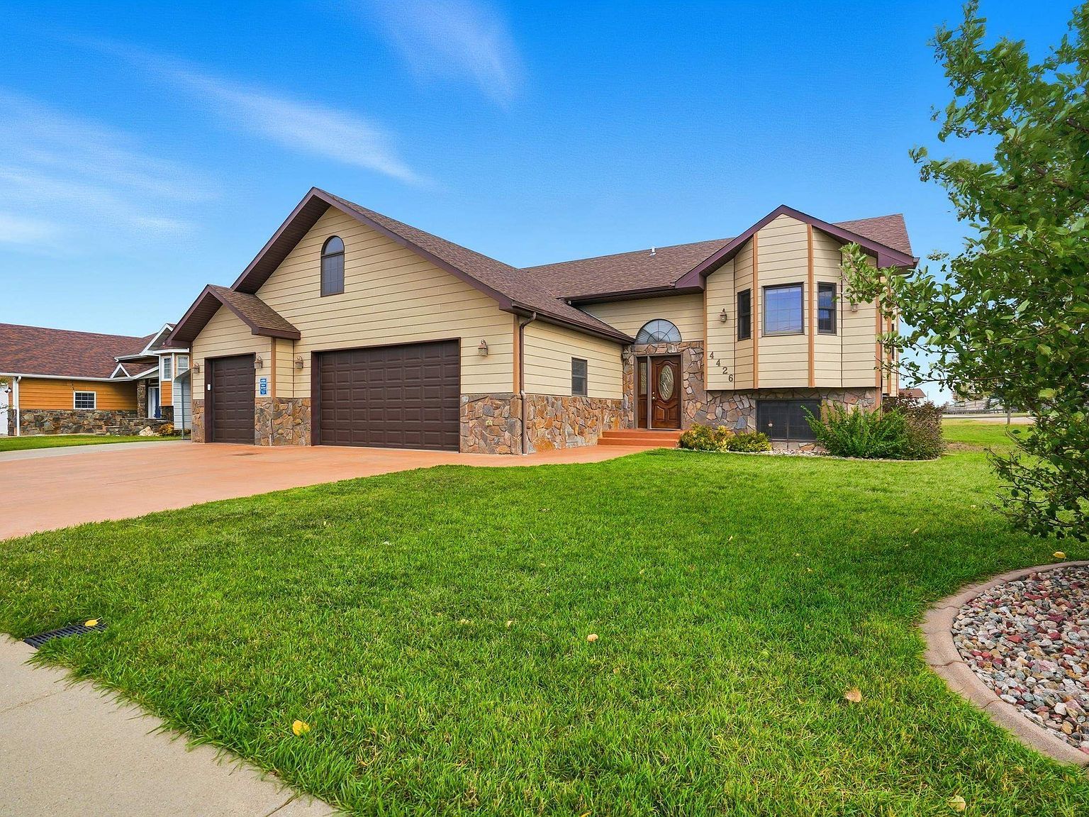 4426 Parkview Dr Rapid City, SD 57701 - Thumbnail 3