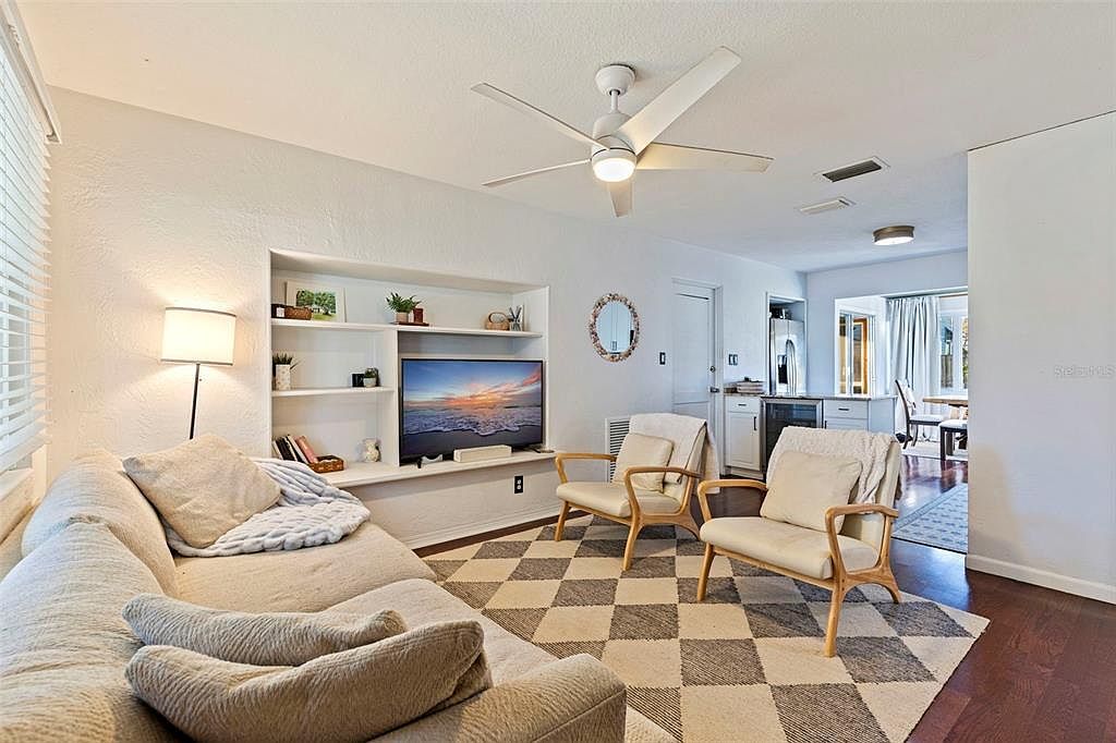 129 NW Lincoln Cir N Saint Petersburg, FL 33702 - Thumbnail 3