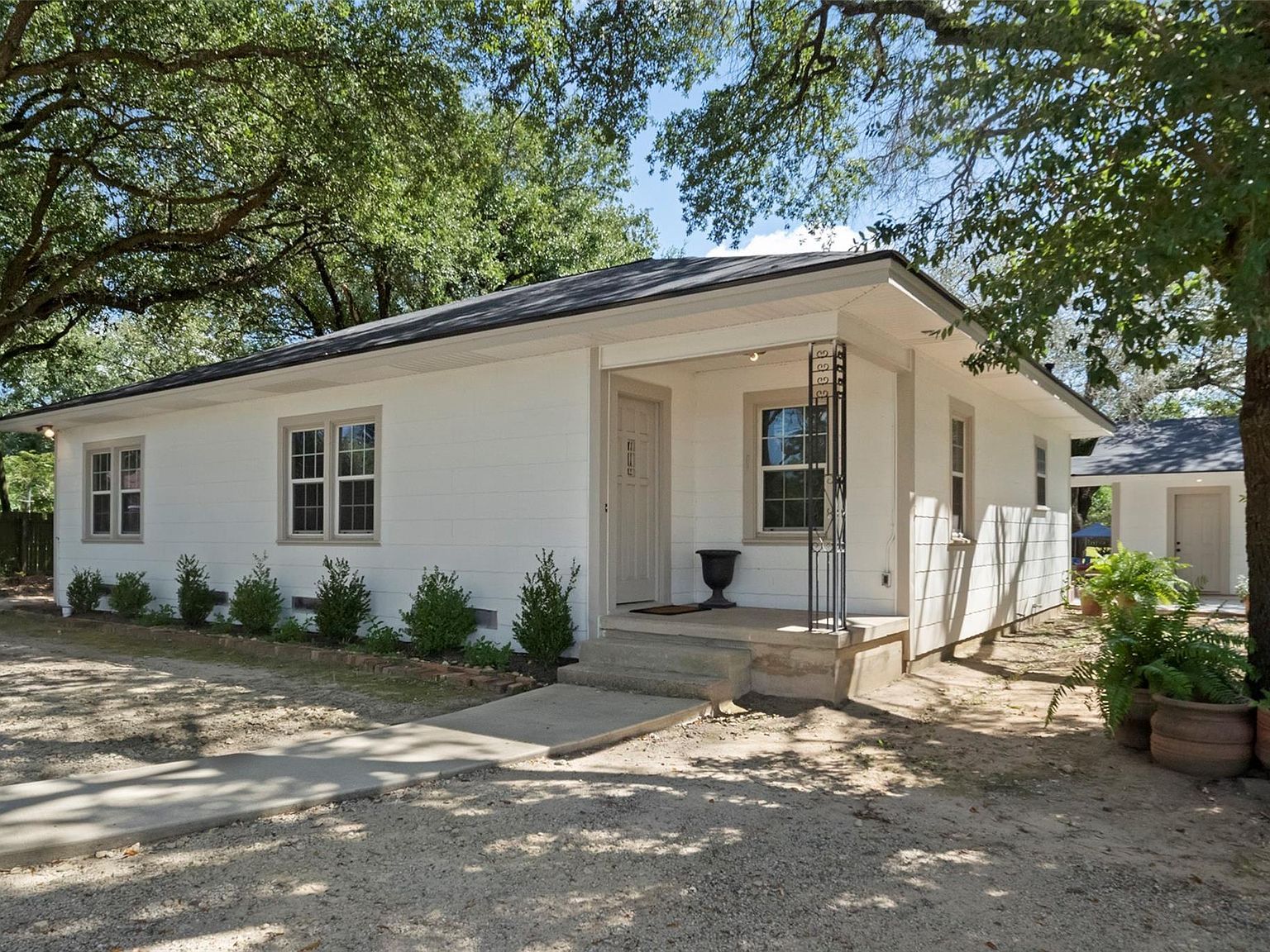 1414 E Main St Madisonville, TX 77864 - Thumbnail 3