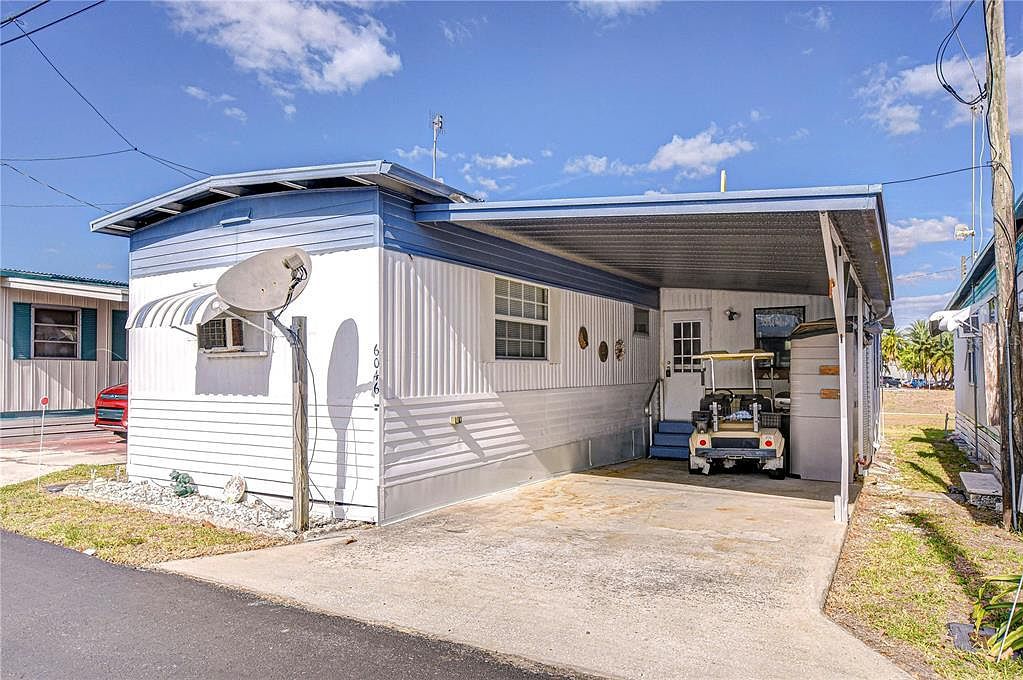 6046 Harriet St Zephyrhills, FL 33542 - Thumbnail 3