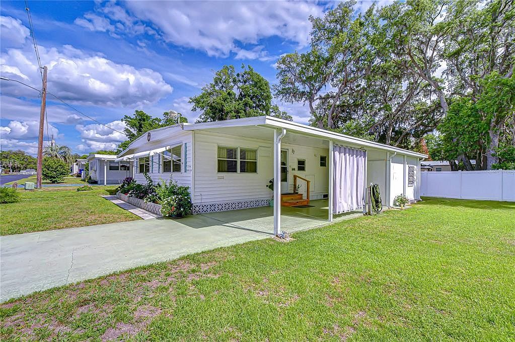 37248 Kinkaid Dr Zephyrhills, FL 33541 - Thumbnail 3