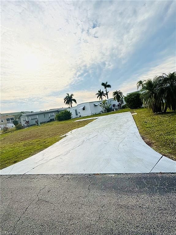 386 Tricia Ln Fort Myers, FL 33908 - Thumbnail 3