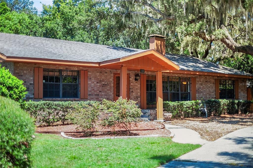 1101 N Valencia Ave Howey In The Hills, FL 34737 - Thumbnail 3