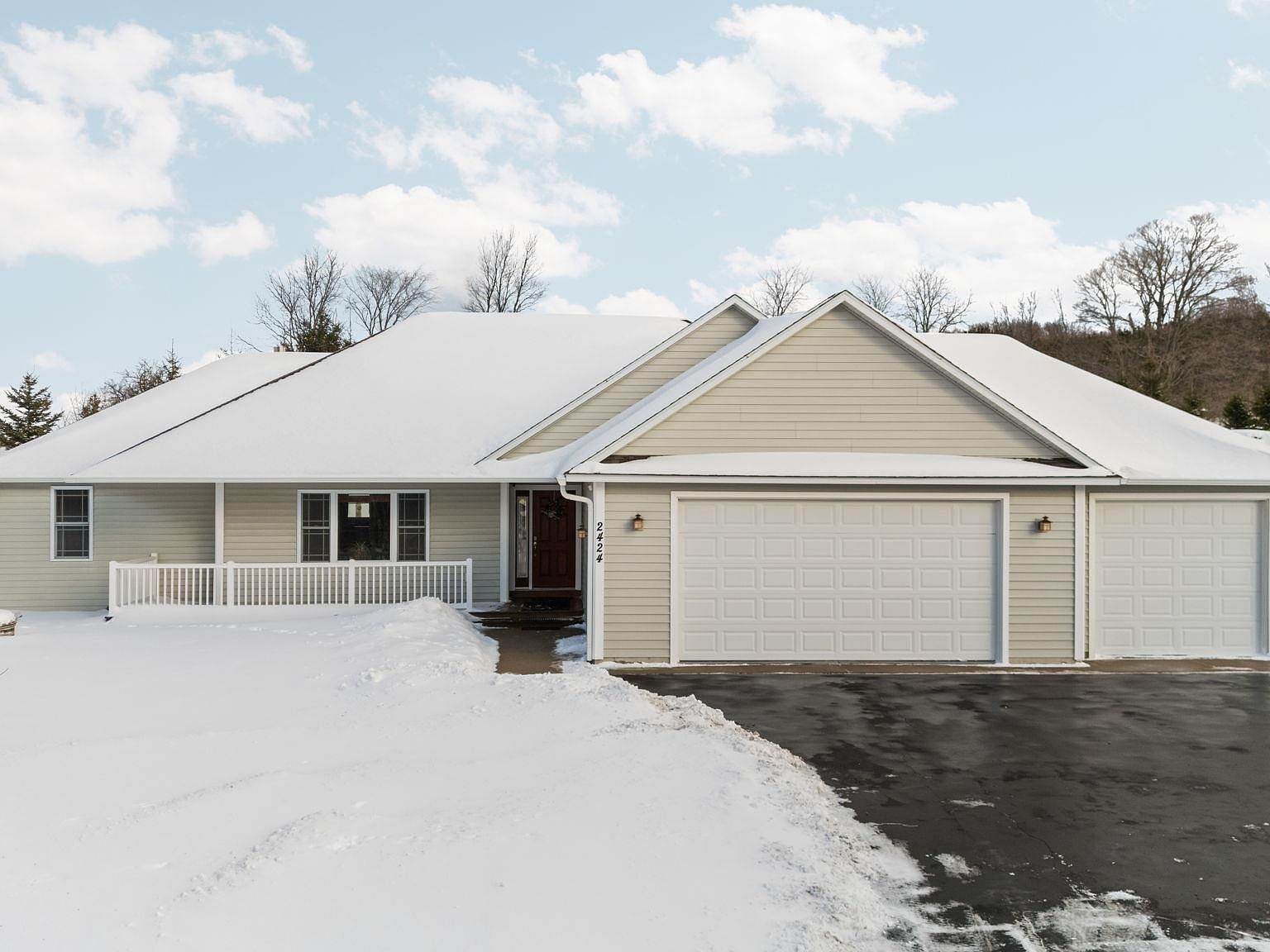 2424 Tyler Hills Dr Traverse City, MI 49685 - Thumbnail 3