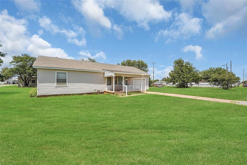 105 E Walk Ave Canute, OK 73626 - Thumbnail 3