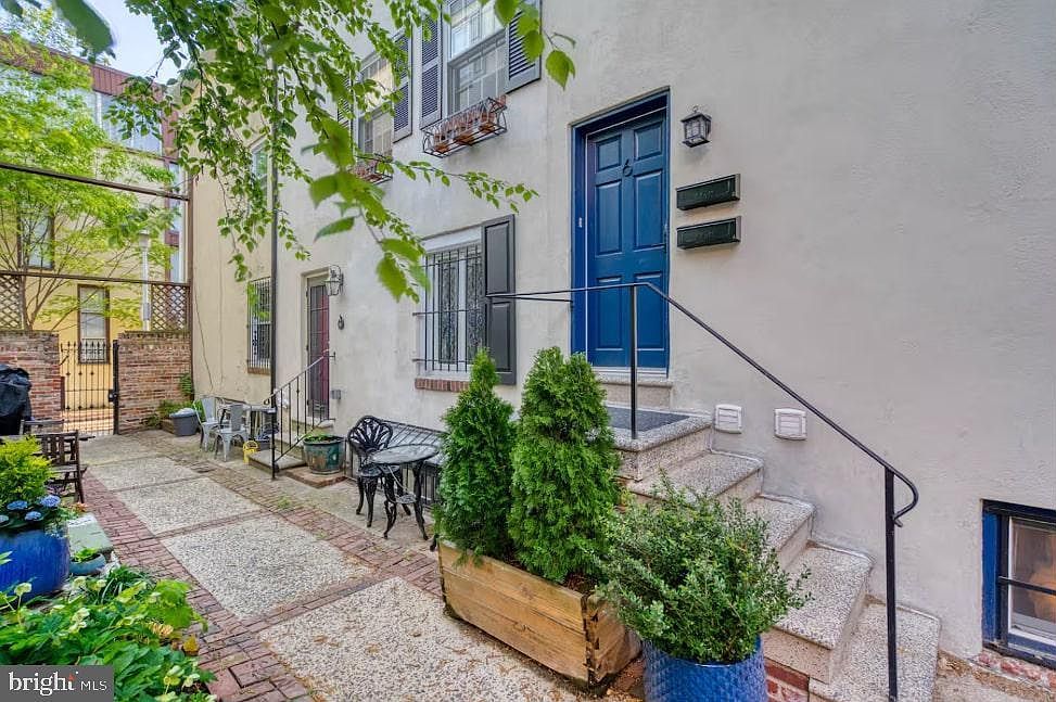 1026 Pine St APT 6 Philadelphia, PA 19107 - Thumbnail 3