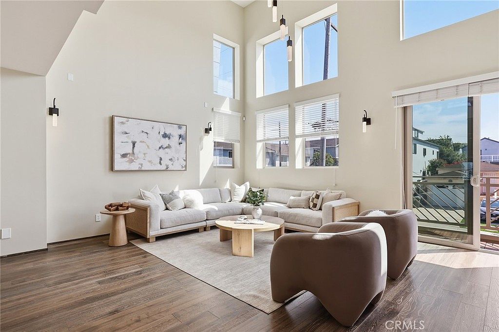 1745 Spreckels Ln Redondo Beach, CA 90278 - Thumbnail 3