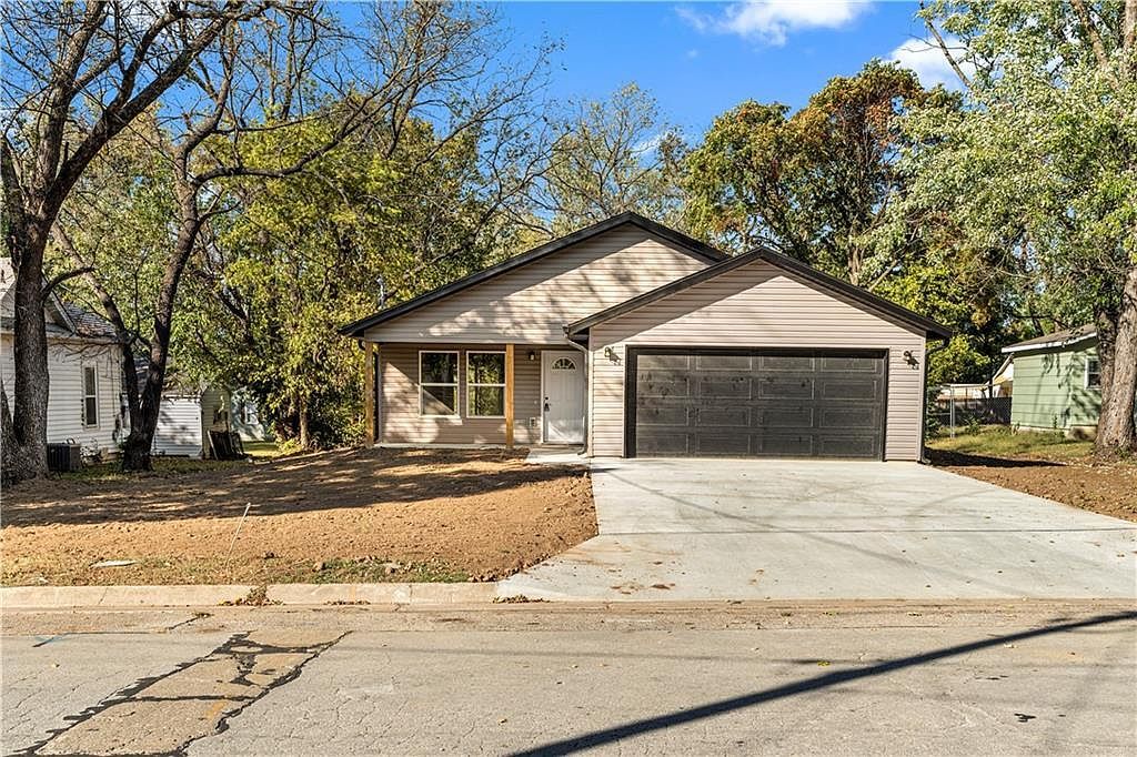 520 W Hunter St Nevada, MO 64772 - Thumbnail 3