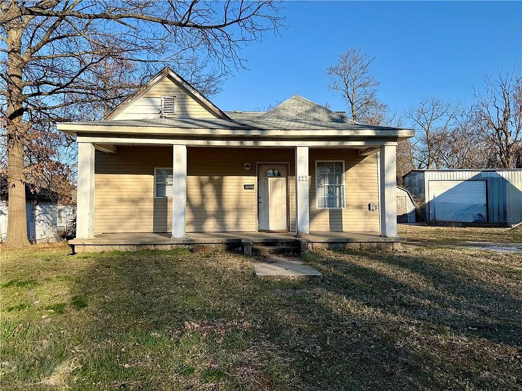 221 N Clay St Nevada, MO 64772 - Thumbnail 3