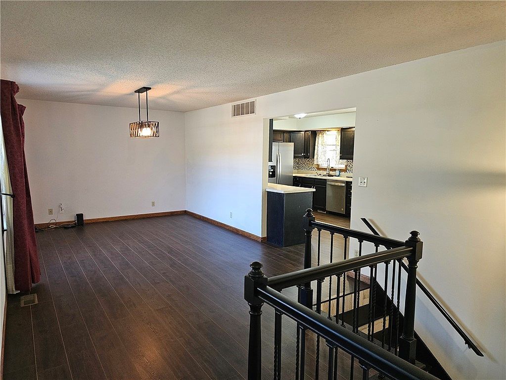 2139 Douglas St Charleston, IL 61920 - Thumbnail 3