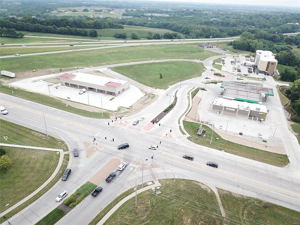 N Village Dr Saint Joseph, MO 64506 - Thumbnail 3